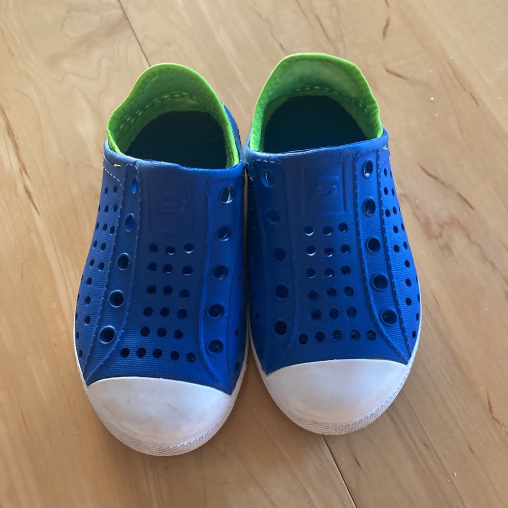 Skechers size 8